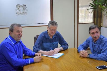 O presidente do Legislativo caxiense, vereador Flavio Cassina (PTB), promulgou o projeto de lei complementar que havia sido vetado pelo poder Executivo, de autoria dos vereadores Adiló Didomenico/PTB e Velocino Uez/PDT. Tem como objetivo facilitar a liberação de alvará de licença, com a ausência de carta de habite-se.