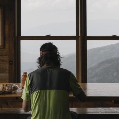 HIKERS-MCALEAVY-ART-LSPR-- PHOTO MOVED IN ADVANCE AND NOT FOR USE - ONLINE OR IN PRINT - BEFORE MAY 12 2019. -- A hiker takes a meal at Sitting down for a meal at the Lakes of the Clouds Hut, which offers hikers shelter, food and a place to rest on the slopes of Mount Washington in New Hampshire, Aug. 29, 2018. Accessible only by foot and connected by the Appalachian Trail, the Appalachian Mountain Clubâs eight huts offer rustic but comfortable hospitality. (Tristan Spinski/The New York Times)Editoria: TLocal: WHITE MOUNTAIN NATIONAL FORESTIndexador: TRISTAN SPINSKIFonte: NYTNSFotógrafo: STR