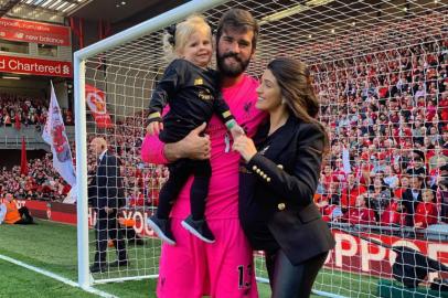 Ex-Inter, goleiro Alisson e a esposa Natalia Becker no estádio do Liverpool