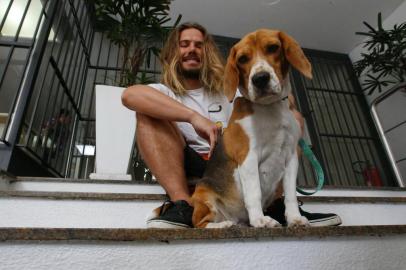  PORTO ALEGRE, RS, BRASIL - 2019.05.20 - Cachorrinha beagle é levada por bandidos durante assalto no Menino Deus e encontrada no dia seguinte. Cachorrinha Lili com o seu dono, Fernando Augusto Furtado Cordeiro. (Foto: ANDRÉ ÁVILA/ Agência RBS)