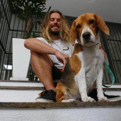  PORTO ALEGRE, RS, BRASIL - 2019.05.20 - Cachorrinha beagle é levada por bandidos durante assalto no Menino Deus e encontrada no dia seguinte. Cachorrinha Lili com o seu dono, Fernando Augusto Furtado Cordeiro. (Foto: ANDRÉ ÁVILA/ Agência RBS)