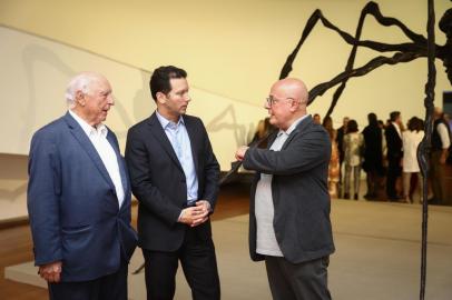  PORTO ALEGRE, RS, BRASIL, 16/05/2019: Diretoria e patrocinadores da Fundação Iberê Camargo participam de coquetel para apresentar a escultura Spider, da artista francesa Louise Bourgeois. Na foto: Jorge Gerdau Johannpeter, Nelson Marchezan Junior e Emilio KalilIndexador: ISADORA NEUMANN