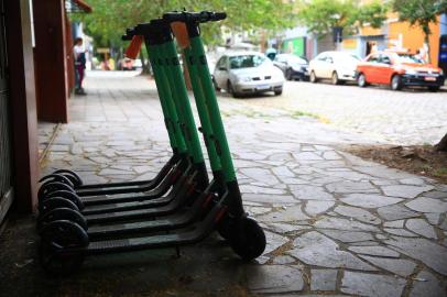  PORTO ALEGRE, RS, BRASIL, 23/04/2019- Patinetes espalhados pelas ruas. Rua Marcílio Dias. (FOTOGRAFO: RONALDO BERNARDI / AGENCIA RBS)