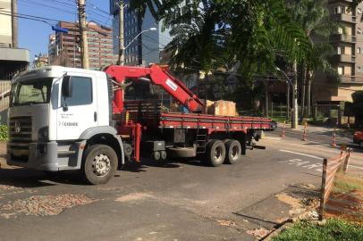 A Empresa Pública de Transporte e Circulação (EPTC) bloqueou o acesso à rua Anita Garibaldi pela Alameda Raimundo Correa, no bairro Boa Vista, em Porto Alegre. A previsão é de que a interrupção dure cerca de 30 dias.