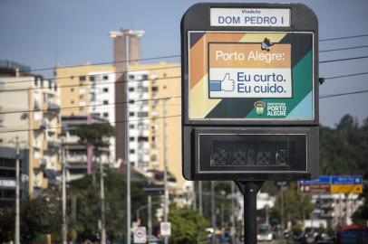  PORTO ALEGRE, RS, BRASIL - Edital pode reativar os relógios de rua na Capital. O projeto prevê a instalação de 168 novos relógios, com a remoção das cerca de 50 unidades restantes e que, no momento, estão desativadas.Indexador: Jefferson Botega