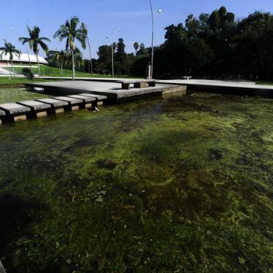  PORTO ALEGRE,RS,BRASIL.2019,05,20.Lago em frente ao Auditório Araujo Viana,com água parada,e lixo dentro do lago.(RONALDO BERNARDI/AGENCIA RBS).