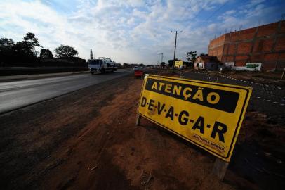 PORTO ALEGRE, RS, BRASIL,15/04/2019- Construtora Busnello entra em recuperação judicial e obras da RS-118 nos primeiros 5 km estão paradas, causando transtornos para moradores e para motoristas que trafegam pelo local.(FOTOGRAFO: RONALDO BERNARDI / AGENCIA RBS)