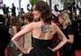 Atriz protesta no tapete vermelho de Cannes com mensagem tatuada nas costas