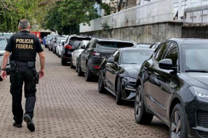  A Polícia Federal (PF) e a Receita Federal cumpriram, na manhã desta terça-feira (21), 10 mandados de prisão preventiva e 25 de busca e apreensão em cinco cidades gaúchas e em Santa Catarina e São Paulo. A chamada Operação Egypto investiga a Indeal, com sede em Novo Hamburgo, que atua sem autorização do Banco Central.