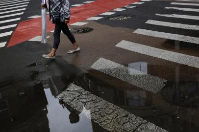  PORTO ALEGRE, RS, BRASIL, 21-05-2019: Reflexo do Mercado Público em poça dágua em manhã com pancadas de chuva e frio em Porto Alegre. (Foto: Mateus Bruxel / Agência RBS)