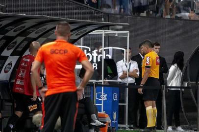 Partida entre Corinthians e GrÃªmioSÃO PAULO, SP - 11/05/2019 - CAMPEONATO BRASILEIRA: CORINTHIANS X GRÃMIO - Marcelo de Lima Henrique juÃ­z verificando o VAR durante partida entre Corinthians x GrÃªmio, vÃ¡lida pela quarta rodada do Campeonato Brasileiro, realizado na Arena Corinthians, na zona leste em SÃ£o Paulo, na noite deste sÃ¡bado, 11. (Foto: FlÃ¡vio Hopp/Flavio Hopp/Folhapress) Local: SÃ£o Paulo ;SÃ£o Paulo ;Brasil