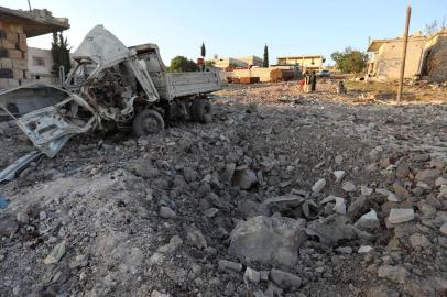  A damaged vehicle lies next to a crater cased by reported air strikes by the Syrian regime ally Russia, in the town of Kafranbel in the rebel-held part of the Syrian Idlib province on May 20, 2019. - According to a war monitor, air strikes by regime ally Russia resumed on the Idlib region late yesterday, after shelling and rocket fire by regime forces earlier in the day killed six civilians. (Photo by OMAR HAJ KADOUR / AFP)Editoria: WARLocal: KafranbelIndexador: OMAR HAJ KADOURSecao: armed conflictFonte: AFPFotógrafo: STR