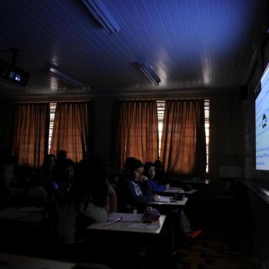  CAXIAS DO SUL, RS, BRASIL, 21/05/2019 - Com dinheiro repassado pela Vara de Execuções Criminais (VEC), a Escola Municipal de Ensino Fundamental Ramiro Pigozzi, no loteamento Arcobaleno, adquiriu nove projetores para as salas de aula. O projeto, de R$ 34 mil, foi aprovado em 2018. As verbas são oriuntas de multas e penas alternativas. VEC abriu edital para novos projetos em 2019. (Marcelo Casagrande/Agência RBS)