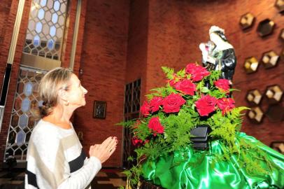  CAXIAS DO SUL, RS, BRASIL, 21/05/2019. Fiéis homenageiam Santa das causas impossíveis em Caxias, a Santa Rita de Cássia. Suzana Ângela da Silva, 67 anos. (Porthus Junior/Agência RBS)