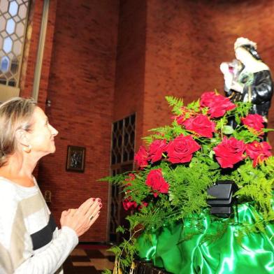  CAXIAS DO SUL, RS, BRASIL, 21/05/2019. Fiéis homenageiam Santa das causas impossíveis em Caxias, a Santa Rita de Cássia. Suzana Ângela da Silva, 67 anos. (Porthus Junior/Agência RBS)