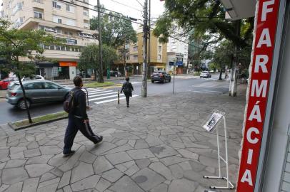  PORTO ALEGRE, RS, BRASIL - 2019.05.21 - A avenida Getúlio Vargas, no Menino Deus, concentra um grande número de farmácias. Número que vem aumentando nos últimos anos. (Foto: ANDRÉ ÁVILA/ Agência RBS)