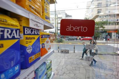  PORTO ALEGRE, RS, BRASIL - 2019.05.21 - A avenida Getúlio Vargas, no Menino Deus, concentra um grande número de farmácias. Número que vem aumentando nos últimos anos. (Foto: ANDRÉ ÁVILA/ Agência RBS)