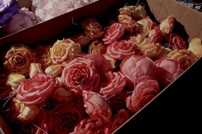 FLOWERS-KURUTZ-ART-LSPRA box full of flowers on one of the factory desks at M & S Schmalberg in New York, April 11, 2019. The company is trying to hold on to the craft it has perfected for more than a century: making silk flora for fashion brands. (Vincent Tullo/The New York Times)Editoria: LLocal: NEW YORKIndexador: VINCENT TULLOSecao: FFonte: NYTNSFotógrafo: STR