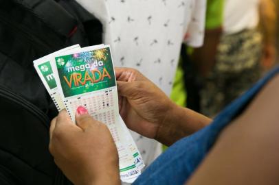  PORTO ALEGRE, RS, BRASIL, 29-12-2018.  Lotérica do Mercado Público. Apostas na Mega da Virada.  (FOTO ANDRÉA GRAIZ/AGÊNCIA RBS)Indexador: Anderson Fetter