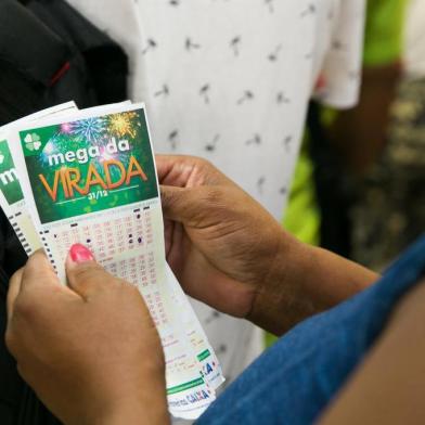  PORTO ALEGRE, RS, BRASIL, 29-12-2018.  Lotérica do Mercado Público. Apostas na Mega da Virada.  (FOTO ANDRÉA GRAIZ/AGÊNCIA RBS)Indexador: Anderson Fetter