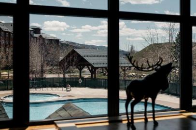 The view from a room in the Steamboat Grand Hotel. STEAMBOAT SPRINGS, Colo. â BC-TRAVEL-TIMES-FRUGAL-TRAVELER-ART-NYTSF â The view from a room in the Steamboat Grand Hotel. (CREDIT: Benjamin Rasmussen/The New York Times)âONLY FOR USE WITH ARTICLE SLUGGED -- BC-TRAVEL-TIMES-FRUGAL-TRAVELER-ART-NYTSF -- OTHER USE PROHIBITED.Editoria: TRALocal: VailIndexador: Benjamin RasmussenFonte: NYTNSFotógrafo: STR