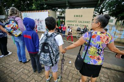  PORTO ALEGRE, RS, BRASIL, 22-05-2019: Pais, alunos e professores promovem ato simbólico contra o fechamento de turmas de ensino médio e técnico da Escola Liberato Salzano, em Porto Alegre (FOTO FÉLIX ZUCCO/AGÊNCIA RBS, Editoria de Geral).