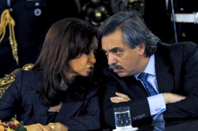  Undated photo released by Noticias Argentinas on May 18, 2019 of former Argentine president (2007-2015) and current senator Cristina Kirchner (L) speaking with her former Chief of Cabinet Alberto Fernandez in Buenos Aires. - Fernandez de Kirchner announced Saturday her candidacy for Vice-President, as running mate of her former Chief of Staff Alberto Fernandez, for the October 27, 2019 general elections in Argentina. (Photo by STR / NOTICIAS ARGENTINAS / AFP) / RESTRICTED TO EDITORIAL USE - MANDATORY CREDIT AFP PHOTO / NOTICIAS ARGENTINAS - NO MARKETING NO ADVERTISING CAMPAIGNS - DISTRIBUTED AS A SERVICE TO CLIENTS - ARGENTINA OUTEditoria: POLLocal: Buenos AiresIndexador: STRSecao: electionFonte: NOTICIAS ARGENTINASFotógrafo: STR