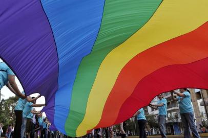 GREECE-GAYS-DEMOOs participantes da parada do Orgulho Gay de Atenas levantam bandeira do arco-íris gigantes durante a sua marcha anual no centro da cidade a 3 de junho, 2010. Três mil gays e lésbicas gregos marcham Através do centro de Atenas hoje para protestar e demonstrar o orgulho gay Contra a Discriminação. AIA PHOTO / LOUISA GOULIAMAKI*********************************************Participants of the Athens Gay Pride parade wave a giant rainbow flag during their annual march in the citys center on June 3, 2010. Three thousand Greeks gays and lesbians marched through the centre of Athens on today to demonstrate gay pride and protest against discrimination. AFP PHOTO / LOUISA GOULIAMAKIEditoria: ACELocal: AthensIndexador: LOUISA GOULIAMAKISecao: festive event (including carnivaFonte: AFPFotógrafo: STR