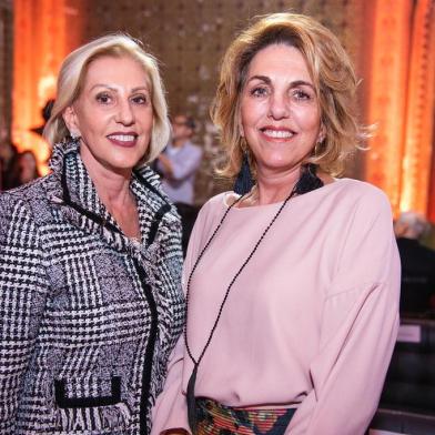 Sandra Ferraz apresenta coleção exclusiva em desfile com debutantes da Casa NTX na Biblioteca Pública do Estado. Na foto, Sonia Lopes e Adriana Matas.