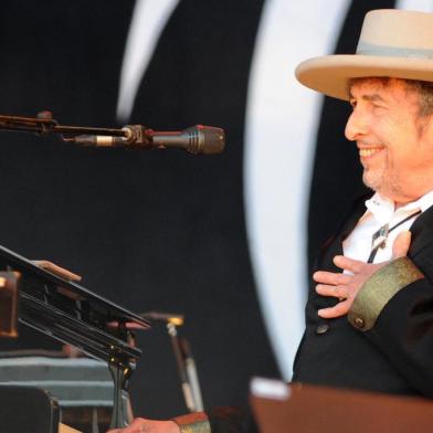  (FILES) This file photo taken on July 22, 2012 shows US poet and folk singer Bob Dylan performing during the 21st edition of the Vieilles Charrues music festivalin Carhaix-Plouguer, western France. US songwriter Bob Dylan won the Nobel Literature Prize on October 13, 2016, the first songwriter to win the prestigious award and an announcement that surprised prize watchers.FRED TANNEAU / AFPEditoria: ACELocal: Carhaix-PlouguerIndexador: FRED TANNEAUSecao: musicFonte: AFPFotógrafo: STR