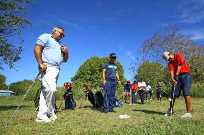  SANTANA DO LIVRAMENTO, RS, BRASIL, 08.05.2019 -Projeto Boa Bola, criado dentro do Golf Club Campestre, completa 20 anos. Ação social já atendeu mais de 400 meninos e meninas. Muitos se tornaram golfistas amadores e profissionais. O golfista Thomaz Albornoz é o idealizador do projeto. (FOTOGRAFO: LAURO ALVES / AGENCIA RBS)