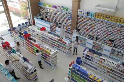  PORTO ALEGRE, RS, BRASIL 14/01/2016 - Na foto: Fernando Boeira, consumidor. Farmácia São João, Anita Garibaldi esquina com a Perimetral. (FERNANDO GOMES, AGÊNCIA RBS).