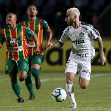  O jogador Carlos Eduardo, da SE Palmeiras, disputa bola com o jogador Felipe Dias, do Sampaio CorrÃªa FC, durante partida valida pelas oitavas de final, ida, da Copa do Brasil, no EstÃ¡dio CastelÃ£o.Indexador: Cesar Greco