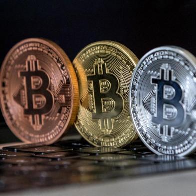  A picture taken on February 6, 2018 shows a visual representation of the digital crypto-currency Bitcoin, at the "Bitcoin Change" shop in the Israeli city of Tel Aviv. / AFP PHOTO / JACK GUEZEditoria: FINLocal: Tel AvivIndexador: JACK GUEZSecao: finance (general)Fonte: AFPFotógrafo: STF