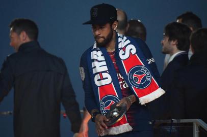  Paris Saint-Germains Brazilian forward Neymar reacts during the champions trophy ceremony at the end of the French L1 football match between Paris Saint-Germain (PSG) and Dijon at the Parc des Princes stadium in Paris on May 18, 2019. (Photo by FRANCK FIFE / AFP)Editoria: SPOLocal: ParisIndexador: FRANCK FIFESecao: soccerFonte: AFPFotógrafo: STF