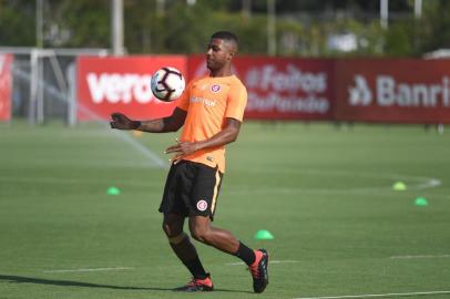 PORTO ALEGRE (RS), 29/3/2019: o zagueiro Emerson Santos participa de treino do Inter no CT Parque Gigante.