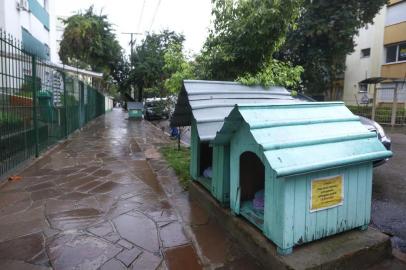  PORTO ALEGRE, RS, BRASIL, 23.05.2019. Casinhas colocadas por moradores do Jardim do Salso para abrigo dos cães de rua.FOTO: ISADORA NEUMANN/AGÊNCIA RBS