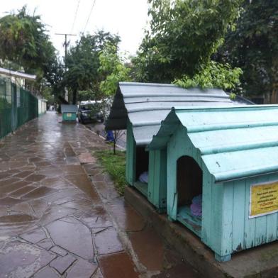  PORTO ALEGRE, RS, BRASIL, 23.05.2019. Casinhas colocadas por moradores do Jardim do Salso para abrigo dos cães de rua.FOTO: ISADORA NEUMANN/AGÊNCIA RBS