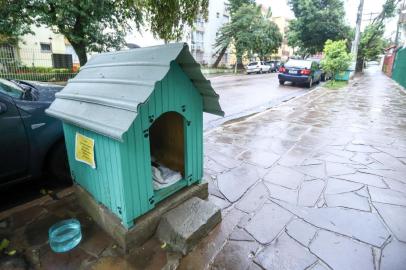  PORTO ALEGRE, RS, BRASIL, 23.05.2019. Casinhas colocadas por moradores do Jardim do Salso para abrigo dos cães de rua.FOTO: ISADORA NEUMANN/AGÊNCIA RBS