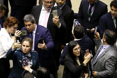 Deputados do PSL fazem lives em redes sociais durante a votaÃ§Ã£o em BrasÃ­lia, DFBRASÍLIA, DF, 22.05.2019: Deputados do PSL fazem lives em redes sociais durante a votação do destaque que retira do ministério da Justiça o COAF, no Plenário da Câmara dos Deputados, em Brasília.  (Foto: Pedro Ladeira/Folhapress)Local: BrasÃ­lia ;DF- BrasÃ­lia ;Brasil