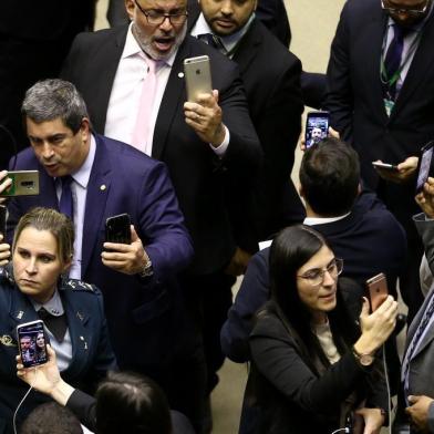 Deputados do PSL fazem lives em redes sociais durante a votaÃ§Ã£o em BrasÃ­lia, DFBRASÍLIA, DF, 22.05.2019: Deputados do PSL fazem lives em redes sociais durante a votação do destaque que retira do ministério da Justiça o COAF, no Plenário da Câmara dos Deputados, em Brasília.  (Foto: Pedro Ladeira/Folhapress)Local: BrasÃ­lia ;DF- BrasÃ­lia ;Brasil