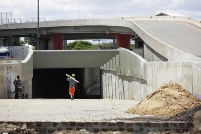 PORTO ALEGRE, RS, BRASIL, 19-03-2019: Trincheira da avenida Ceará. Obras não concluídas da Copa de 2014. (Foto: Mateus Bruxel / Agência RBS)