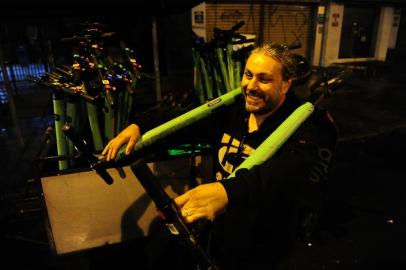  PORTO ALEGRE,RS,BRASIL.2019,05,23.Nova modalidade de trabalho,são os charger  da Grin,são profisionais encarregados de transportar os patinenes,carregar com energia,os patinetes e repor nos pontos estabelecidos.Na foto.Marcus Fenalti,colocando os patinetes nos da AV.Getulio Vargas.(RONALDO BERNARDI/AGENCIA RBS).