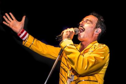 Roger Santorini como Freddie Mercury