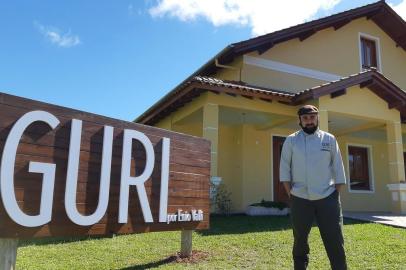 O restaurante GURI - Cozinha de Origem está chegando, manso como cusco de fazenda. É assim que o chef e empresário Enio Valli anuncia a chegada ao Vale dos Vinhedos com seu mais novo empreendimento gastronômico. A proposta é de levar a cozinha de fogos dos pampas do Rio Grande do Sul, Uruguai e Argentina para a paisagem da Região da Uva e do Vinho.