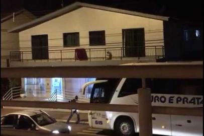 V¿?DEO: criminosos interceptam ônibus durante ataque a banco em Saldanha Marinho