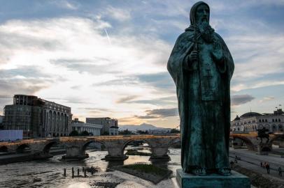 A view of the Bridge of Civilizations in Skopje, the capital of North Macedonia. SKOPJE, North Macedonia Ñ BC-TRAVEL-TIMES-NORTH-MACEDONIA-ART-NYTSF Ñ A view of the Bridge of Civilizations in Skopje, the capital of North Macedonia. The bridge is lined with sculptures of important historical figures. (CREDIT: Marko Risovic/The New York Times)ÑONLY FOR USE WITH ARTICLE SLUGGED -- BC-TRAVEL-TIMES-NORTH-MACEDONIA-ART-NYTSF -- OTHER USE PROHIBITED.Editoria: TRALocal: skopjeIndexador: Marko RisovicFonte: NYTNSFotógrafo: STR