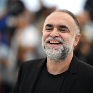 Brazilian film director Karim Ainouz poses during a photocall for the film A Vida Invisivel de Euridice Gusmao (The Invisible Life of Euridice Gusmao) at the 72nd edition of the Cannes Film Festival in Cannes, southern France, on May 20, 2019. (Photo by LOIC VENANCE / AFP)