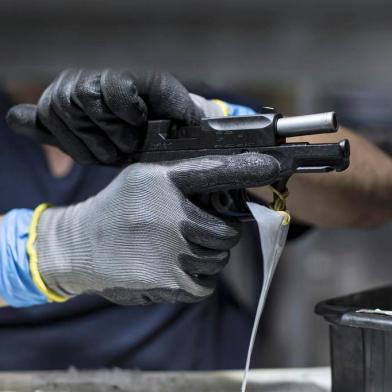  SÃO LEOPOLDO, RS, BRASIL - Linha de produção da fábrica Taurus, na cidade de São Leopoldo. Fabricação da Pistola G2c.Indexador: Jefferson Botega