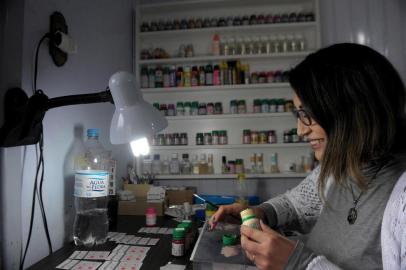 CAXIAS DO SUL, RS, BRASIL, 23/05/2019Microempreendedora individual Claudiomara, abriu sua empresa, Nara Nails depois de pedir demissão da empresa. Hojem ganha 6x mais com sua empresa de beleza na rua  Condéu no bairro Bela Vista.Claudionara da Silva Oliveira, 31 anos (Lucas Amorelli/Agência RBS)